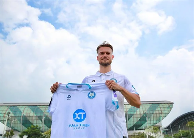 Hình ảnh tượng trưng cho việc giải quyết tranh chấp công bằng và minh bạch, thể hiện sự chuyên nghiệp của hy88 đá gà, với tông màu cam, đen và các yếu tố công lý.